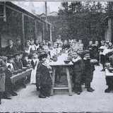 Nel 1891 la mensa distribuiva oltre 37.000 piatti di minestra a bambini ...